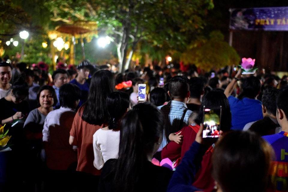 Người trẻ chen chân dưới sông Sài Gòn hàng giờ thả hoa đăng lễ Vu lan - 4 Đến khi nghi thức thả hoa đăng bắt đầu, dòng người chen chúc nhau đổ dồn về khu vực bờ sông, nhiều người già và em nhỏ toát mồ hôi hột cũng không thể thoát khỏi biển người kéo dài kín khu vực sân chùa.