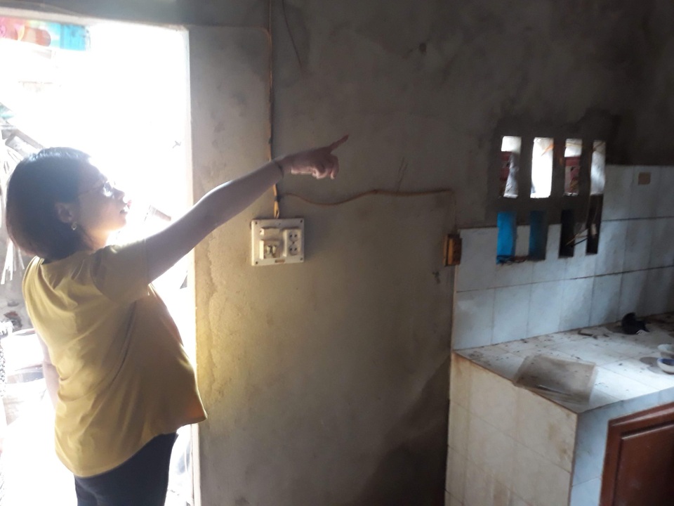Quốc lộ 7 sạt lở nham nhở sau lũ - 3 Người dân lo lắng tình trạng sạt lở ta luy dương ở thị trấn Mường Xén.