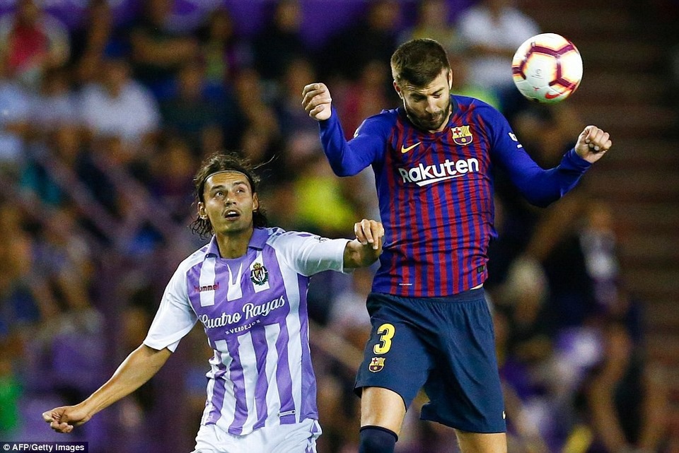 Messi nhạt nhòa, Barcelona vẫn giành trọn 3 điểm trước Valladolid - 9
Pique bỏ lỡ cơ hội ghi bàn rõ rệt
