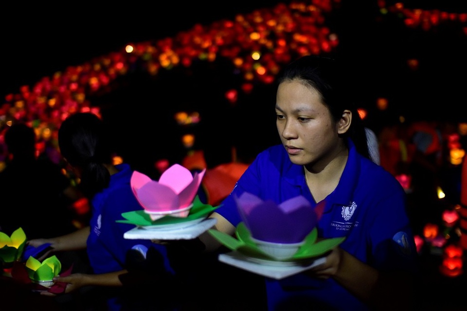 Người trẻ chen chân dưới sông Sài Gòn hàng giờ thả hoa đăng lễ Vu lan - 5 Lực lượng tình nguyện viên được bố trí từ trước hỗ trợ việc thả đèn