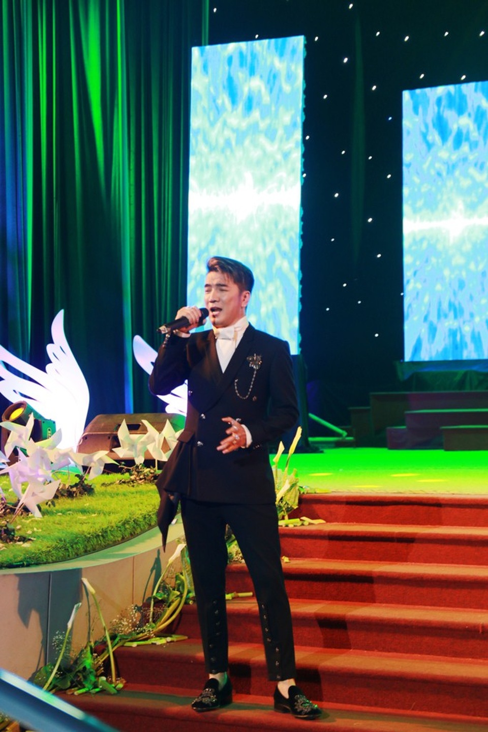 Đàm Vĩnh Hưng góp mặt trong đêm nhạc tại Huế - 7 Đàm Vĩnh Hưng góp mặt trong đêm nhạc tại Huế - 7