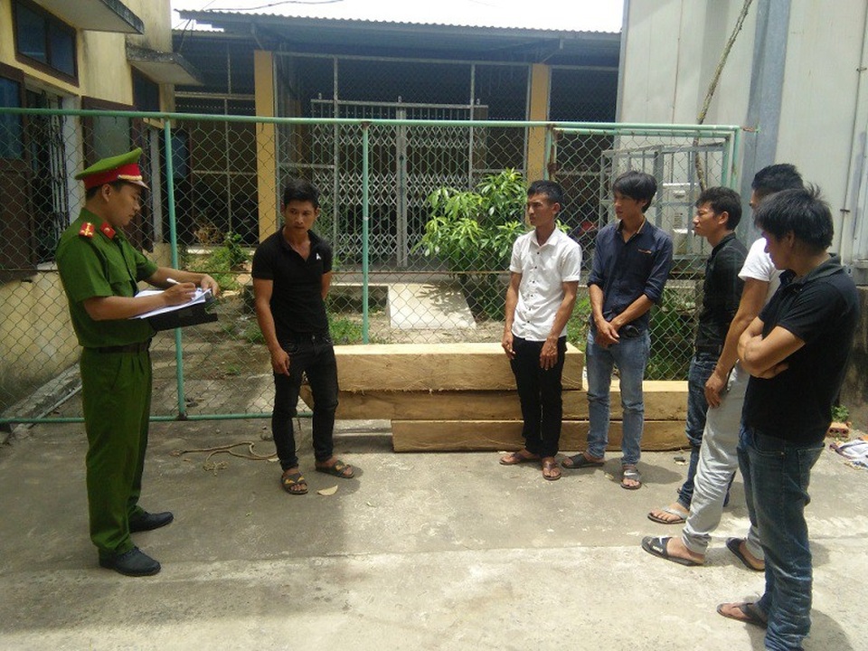 Liều lĩnh lao vào trạm bảo vệ rừng để cướp gỗ bị thu giữ - 1 Các đối tượng bị bắt giữ