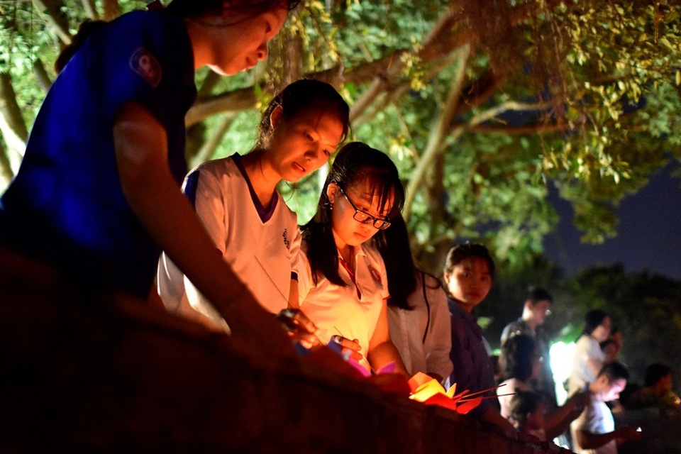 Người trẻ chen chân dưới sông Sài Gòn hàng giờ thả hoa đăng lễ Vu lan - 9 Thắp sáng những chiếc hoa đăng có ghi lời cầu nguyện để thả xuống dòng sông