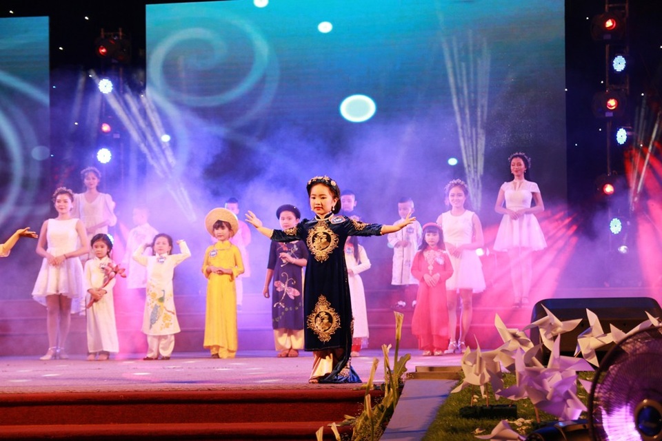 Đàm Vĩnh Hưng góp mặt trong đêm nhạc tại Huế - 4 Phần thi trang phục áo dài