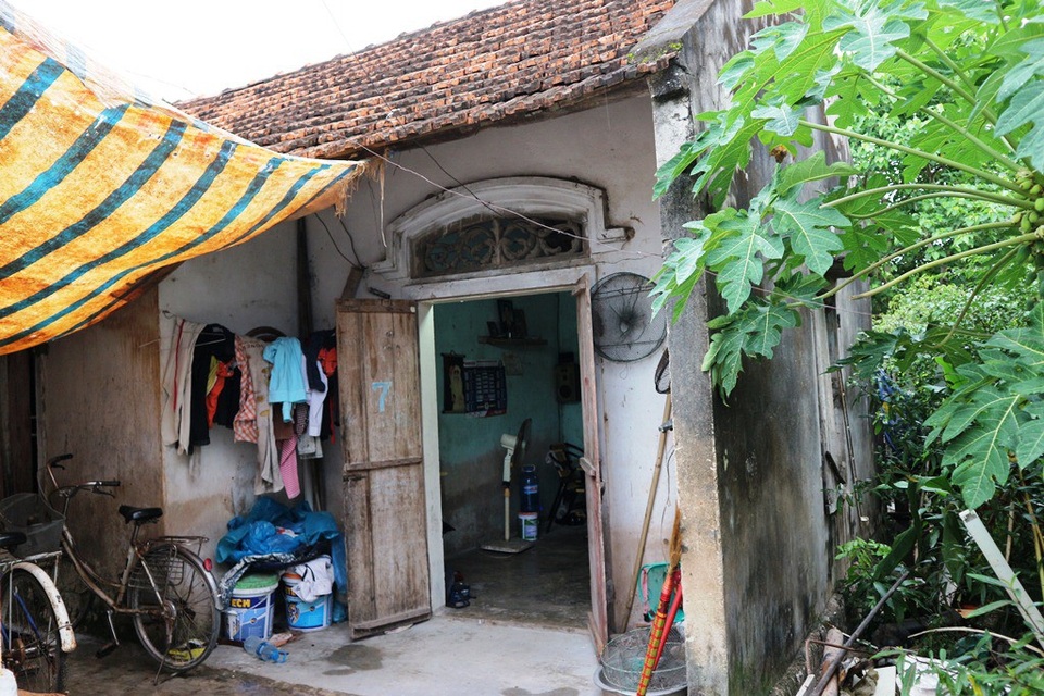Nhói lòng bé 2 tuổi khóc trắng đêm vì mắc bệnh tim bẩm sinh - 2 Căn nhà nhỏ của gia đình chị Trần Thị Xuân không có đồ vật gì đáng giá ngoài chiếc giường cũ kỹ.