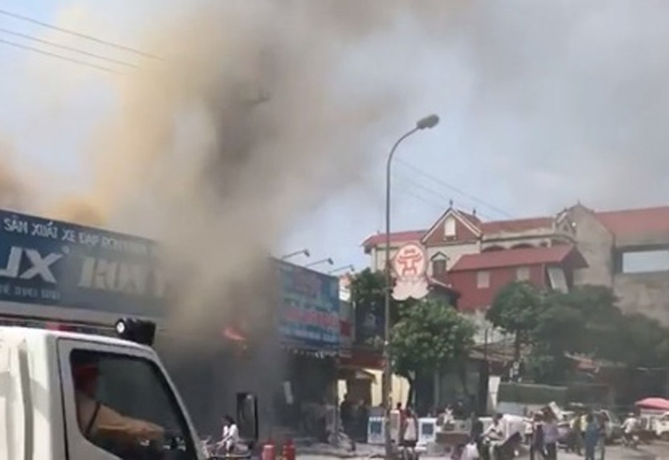 Hà Nội: Hàng chục bộ đội giúp người dân "chạy" đồ đạc trong vụ cháy - 1 Hà Nội: Hàng chục bộ đội giúp người dân "chạy" đồ đạc trong vụ cháy - 1