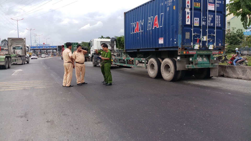 
Hiện trường vụ tai nạn trên xa lộ Hà Nội làm người đi xe máy tử vong tại chỗ.
