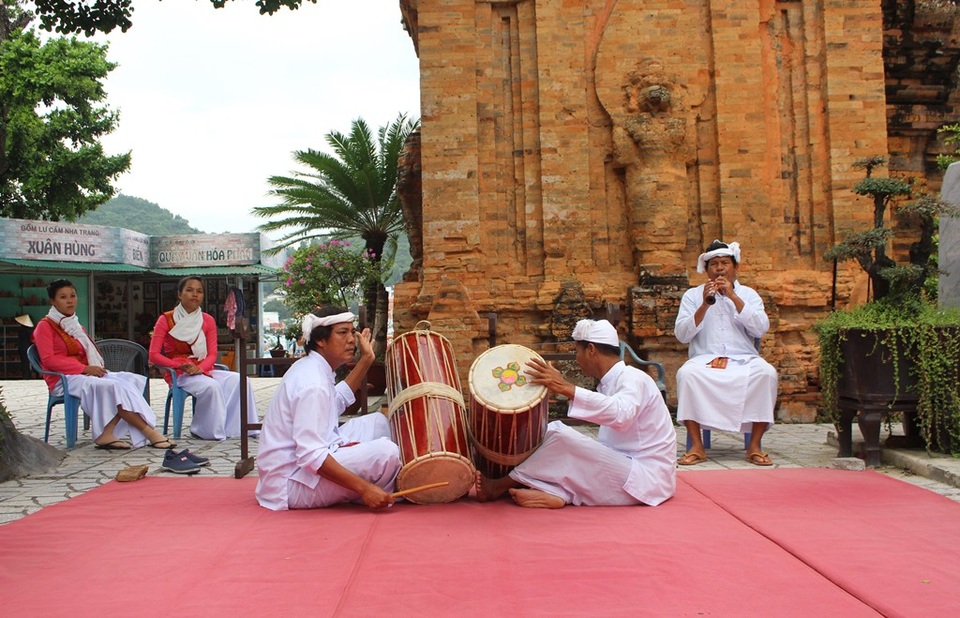 Vẻ đẹp đồng bào Chăm qua lễ hội bên cửa sông Cái Nha Trang - 1 Vẻ đẹp đồng bào Chăm qua lễ hội bên cửa sông Cái Nha Trang - 1