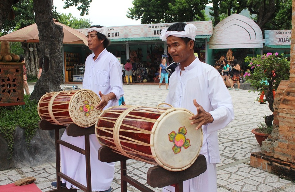 Vẻ đẹp đồng bào Chăm qua lễ hội bên cửa sông Cái Nha Trang - 3 Vẻ đẹp đồng bào Chăm qua lễ hội bên cửa sông Cái Nha Trang - 3