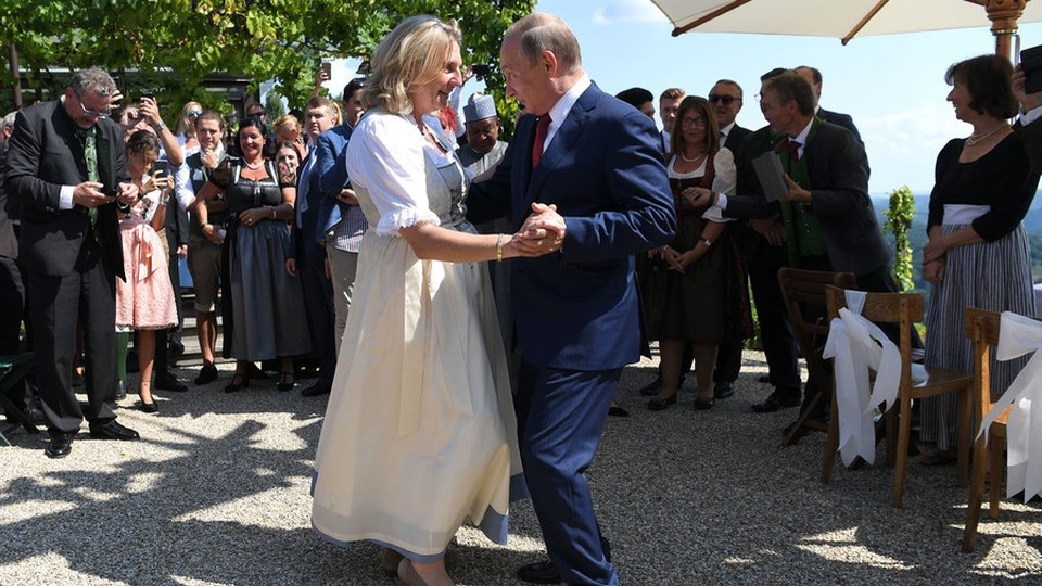 Ngoại trưởng Áo lên tiếng về hành động khuỵu gối gây tranh cãi trước Tổng thống Putin - 1 Tổng thống Putin khiêu vũ cùng Ngoại trưởng Áo Karin Kneissl. (Ảnh: Reuterrs)