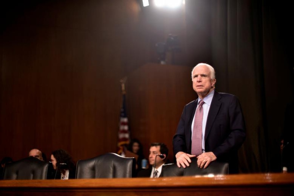 Cuộc đời thăng trầm của “người hùng nước Mỹ” John McCain - 13 Ông McCain có quan điểm cứng rắn và tôn chỉ hoạt động chính trị của ông là chỉ phục vụ lợi ích của duy nhất nước Mỹ. Chính vì thế, mọi quyết sách của chiến lược gia kỳ cựu đều đặt nước Mỹ lên trọng tâm, hàng đầu và không dễ bị tác động bởi các yếu tố đảng phái.
