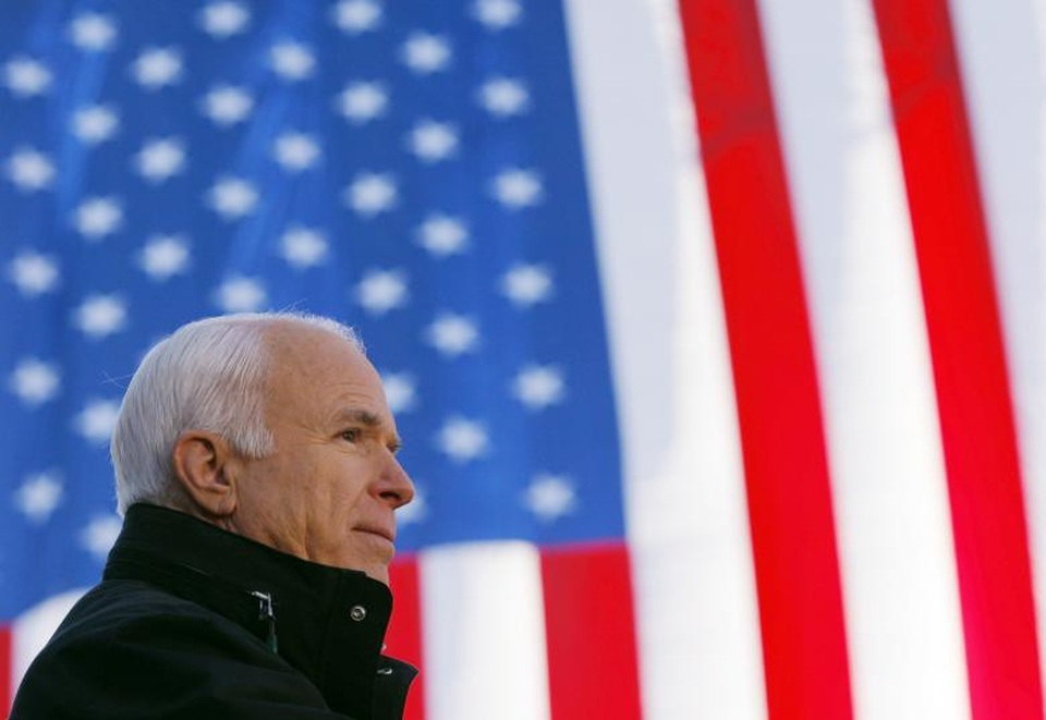 Cuộc đời thăng trầm của “người hùng nước Mỹ” John McCain - 14
Ông John McCain đã qua đời ngày 25/8 tại nhà riêng ở tuổi 81 sau 10 tháng chống chọi với căn bệnh ung thư não quái ác. Sự ra đi của ông John McCain đã khiến giới chính trị Mỹ đau lòng. Tổng thống Mỹ Donald Trump đã gửi lời chia buồn tới gia đình ông McCain, đồng thời bày tỏ sự tôn trọng với chính trị gia kỳ cựu này. Cựu Tổng thống Obama nói rằng người dân Mỹ đều “nợ” ông McCain vì chính trị gia đã cống hiến cả cuộc đời vì nước Mỹ. Cựu Tổng thống Bill Clinton đã nhắc lại công lao to lớn của ông McCain trong việc giúp ông đưa ra quyết định bình thường hóa quan hệ với Việt Nam.