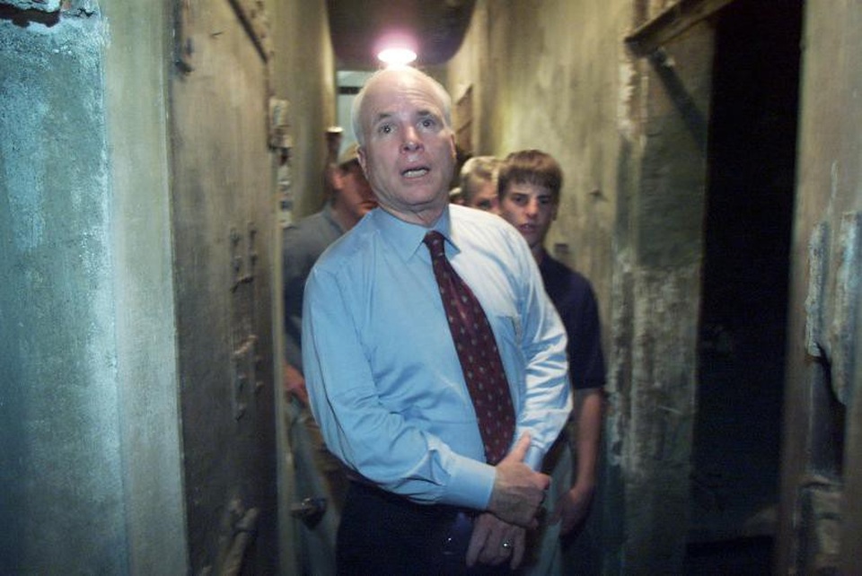 Cuộc đời thăng trầm của “người hùng nước Mỹ” John McCain - 8 Ông McCain thăm lại nhà tù Hỏa Lò, Việt Nam năm 2005, nơi đã giam giữ ông 5 năm rưỡi.