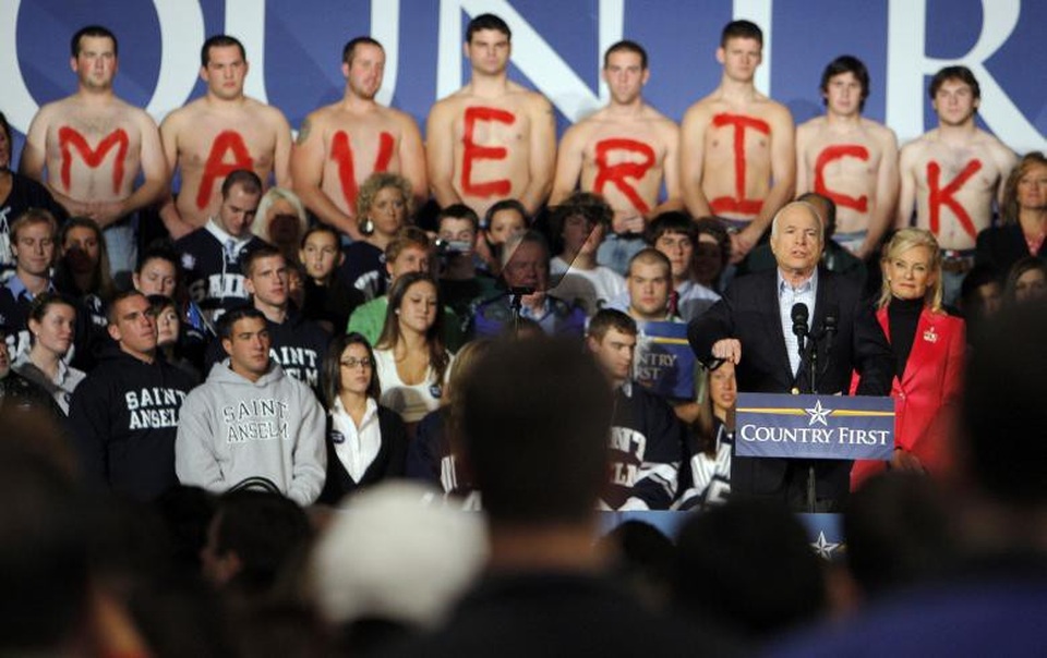 Cuộc đời thăng trầm của “người hùng nước Mỹ” John McCain - 9 Năm 2008, ông McCain một lần nữa tuyên bố ứng cử tổng thống. Lần này ông đã trở thành ứng cử viên của đảng Cộng hòa, đối đầu trực tiếp với cựu Tổng thống Mỹ Barack Obama. Trong ảnh: Ông McCain trong một buổi tiếp xúc cử tri tại Manchester, New Hampshire.
