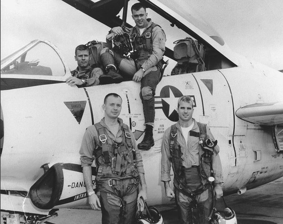Cuộc đời thăng trầm của “người hùng nước Mỹ” John McCain - 1 Ông John McCain sinh năm 1936 trong một gia đình có truyền thống quân nhân. Cả cha và ông nội của ông đều là đô đốc hải quân Mỹ. Chính điều này đã thôi thúc ông tham gia vào quân đội và sang tham chiến ở Việt Nam với nhiệm vụ phi công của hải quân. Trong ảnh: Ông McCain đứng ở phía dưới, bên phải với các phi công đồng đội.