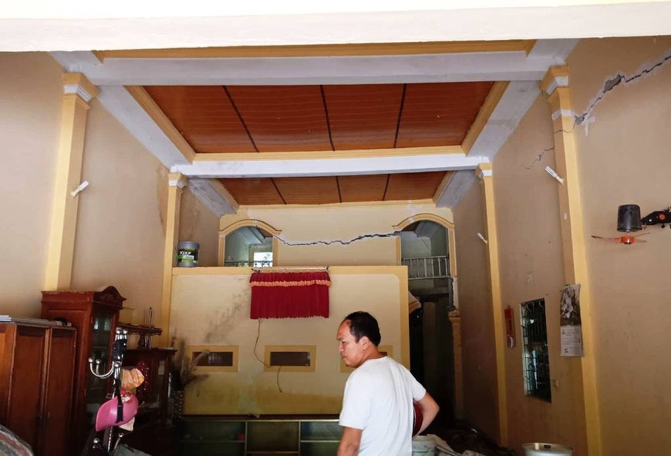 Núi lở, hàng chục khối đất đá đè sập nhà dân trong đêm - 2 Căn nhà ông Thái hư hỏng nặng.