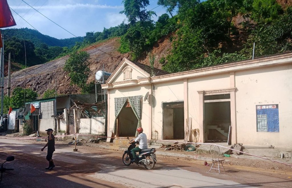 Núi lở, hàng chục khối đất đá đè sập nhà dân trong đêm - 4 Nhiều hộ dân gần đó bị ảnh hưởng.