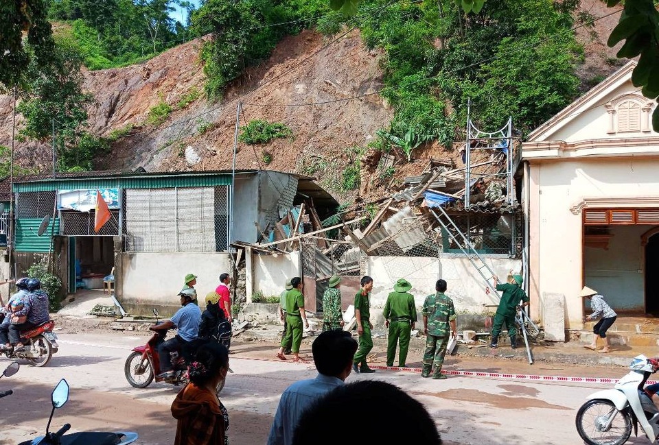 Núi lở, hàng chục khối đất đá đè sập nhà dân trong đêm - 6 Lực lượng chức năng có mặt để giúp dân khắc phục hậu quả.