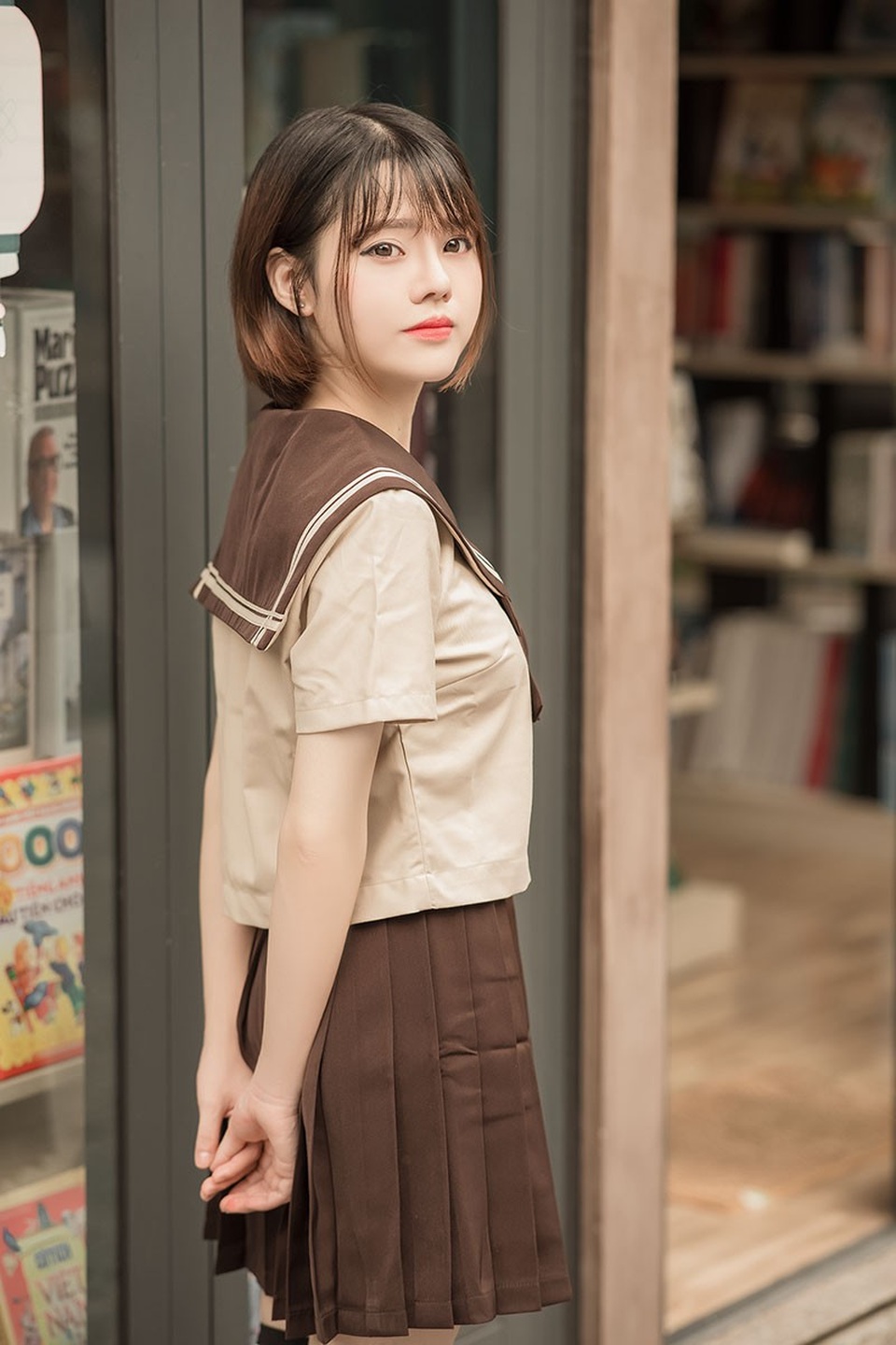 Nữ sinh tóc ngắn xinh như búp bê của trường ĐH Ngoại thương - 4 Với 9x, thanh xuân là quãng thời gian đầy ý nghĩa, cô mong muốn sẽ có một tình yêu đáng nhớ khi gặp đúng người và đúng thời điểm. Ngọc Tuyết không hề đặt ra cho mình một hình mẫu lý tưởng nào, vì chỉ cần trái tim rung động và người ấy chân thành đã là niềm hạnh phúc. Hiện tại Tuyết vẫn là cô gái độc thân, yêu đời và cố gắng để có một tương lai tươi sáng.