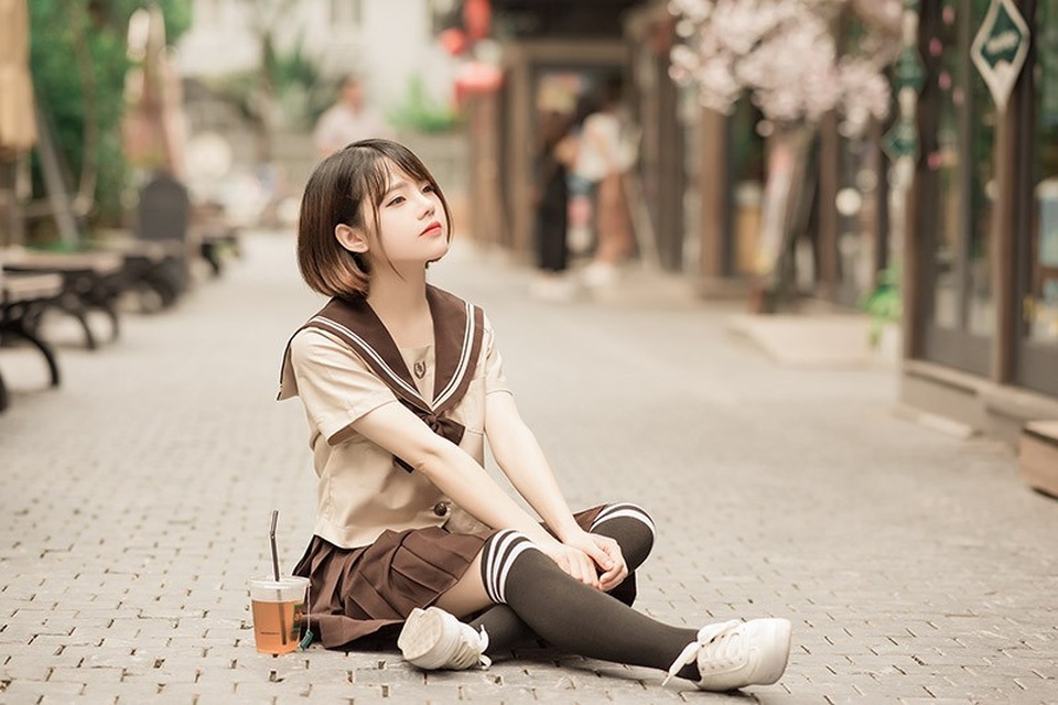 Nữ sinh tóc ngắn xinh như búp bê của trường ĐH Ngoại thương - 5 Cũng như các bạn đồng trang lứa, Ngọc Tuyết thích khám phá những vùng đất mới, từ đó có thêm vốn sống, học cách lắng nghe và yêu thêm những năm tháng tuổi trẻ. Tuyết cũng bộc bạch rằng mẫu người phụ nữ mà cô hướng đến là độc lập, xinh đẹp và bản lĩnh. Bản lĩnh trong cuộc sống và cả trong chuyện tình cảm, sẽ biết nên làm gì và không nên làm gì, đó là cốt lõi của quá trình trưởng thành.