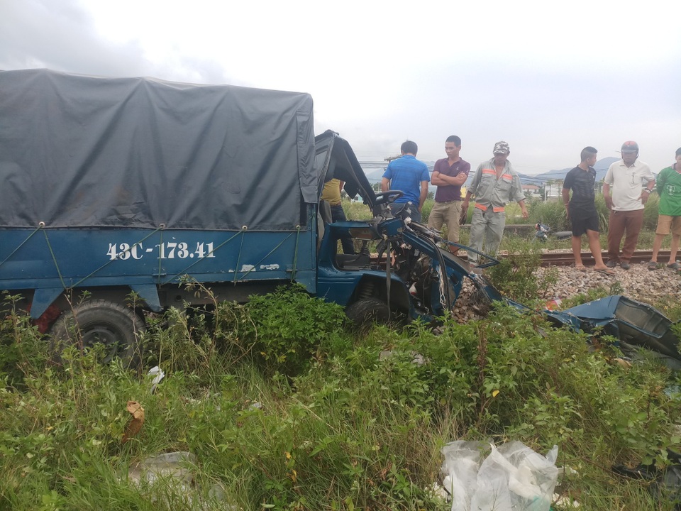 Tàu hỏa tông ô tô tải nát bét, tài xế và phụ xe văng ra ngoài - 2 Phần đầu ô tô tải bị tàu hoả tông nát bét