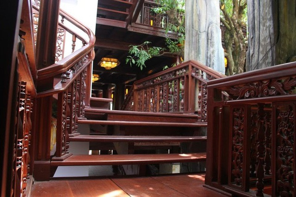Ngôi nhà gỗ 5 tầng 30 tỷ độc nhất vô nhị Việt Nam của lão gia Hà Tĩnh - 3 Gác bậc thang dẫn lên các tầng được chạm trổ tinh tế.
