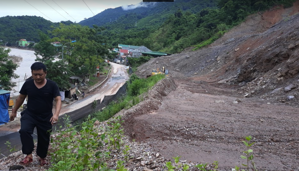 Quốc lộ 7 sạt lở nham nhở sau lũ - 1 Sạt lở ta luy dương do thi công dự án mở rộng thị trấn Mường Xén - huyện Kỳ Sơn.