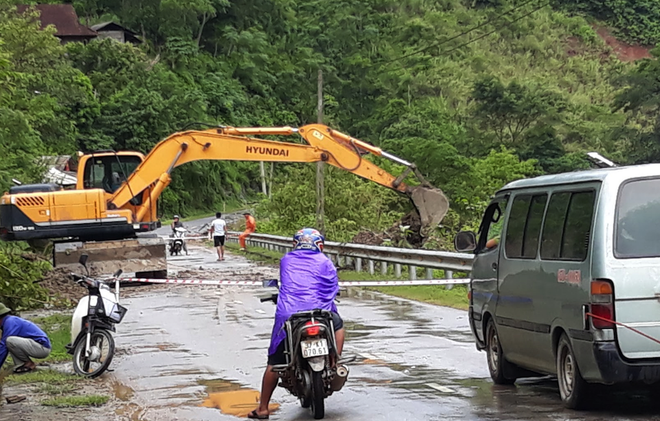 Quốc lộ 7 sạt lở nham nhở sau lũ - 13 Khắc phục sạt lở tại xã Chiêu Lưu - huyện Kỳ Sơn.