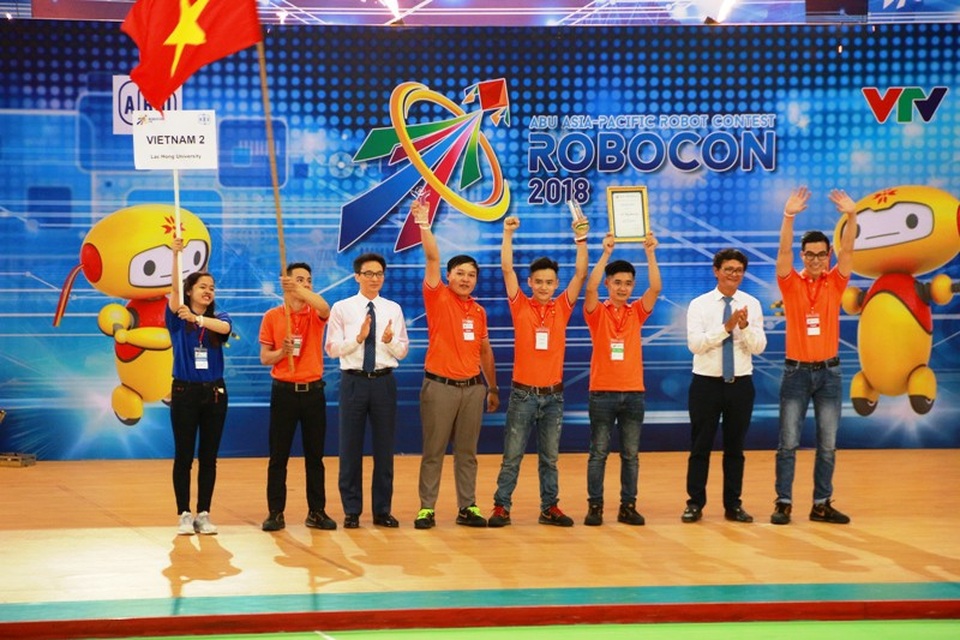 Việt Nam vô địch ABU Robocon 2018 - 4 Phó Thủ tướng Vũ Đức Đam trao chức vô địch cho đội Việt Nam 2.