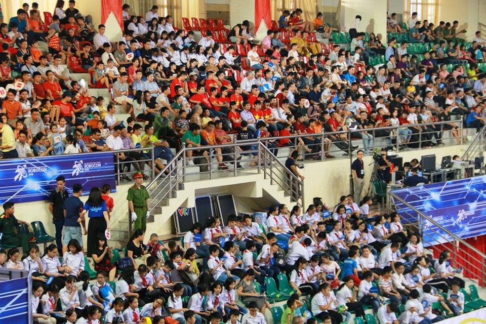 Việt Nam vô địch ABU Robocon 2018 - 9 Các cổ động viên ngồi kính Nhà thi đấu Ninh Bình cổ vũ cho các đội tuyển thi đấu.
