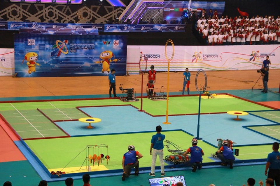 Việt Nam vô địch ABU Robocon 2018 - 2 Các trận đấu Ném còn tại vòng chung kết ABU Robocon 2018 diễn ra hết sức kịch tính. Đội Việt Nam 2 đã vượt qua Trung Quốc lên ngôi vô địch.