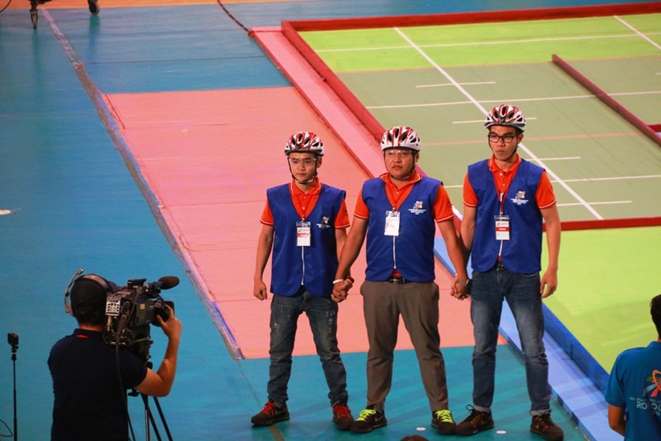 Việt Nam vô địch ABU Robocon 2018 - 3 Các thành viên đội Việt Nam 2 đã có chiến thắng nghẹt thở trước đội mạnh Trung Quốc, đem về chiến thắng vang dội cho nước chủ nhà Việt Nam.