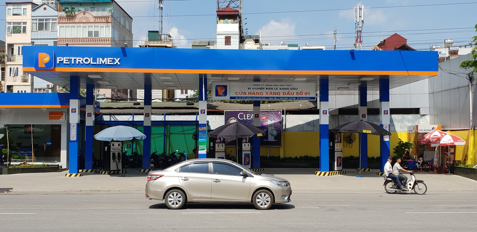 Petrolimex sắp giảm giá 300 đồng/lít xăng, dầu vào những ngày nào? - 1
Petrolimex giảm 300 đồng/lít xăng trong 5 ngày vàng, vào các ngày thứ sáu hàng tuần từ ngày 31/8 đến hết ngày 30/9/2018