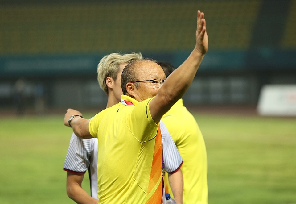 Giành vé vào bán kết, Olympic Việt Nam ăn mừng đầy cảm xúc cùng cổ động viên - 12 Giành vé vào bán kết, Olympic Việt Nam ăn mừng đầy cảm xúc cùng cổ động viên - 12