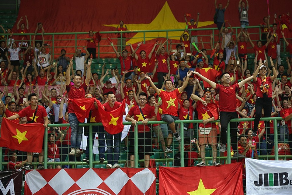 Giành vé vào bán kết, Olympic Việt Nam ăn mừng đầy cảm xúc cùng cổ động viên - 8 Giành vé vào bán kết, Olympic Việt Nam ăn mừng đầy cảm xúc cùng cổ động viên - 8