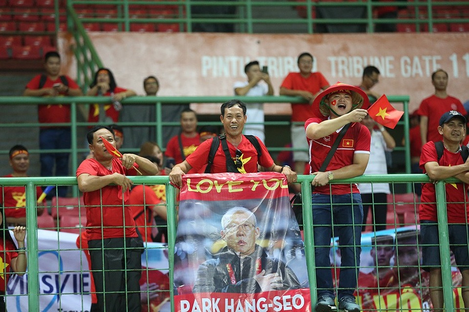 Giành vé vào bán kết, Olympic Việt Nam ăn mừng đầy cảm xúc cùng cổ động viên - 4
Các cố động viên trên sân cổ vũ hết mình đoàn quân HLV Park Hang Seo
