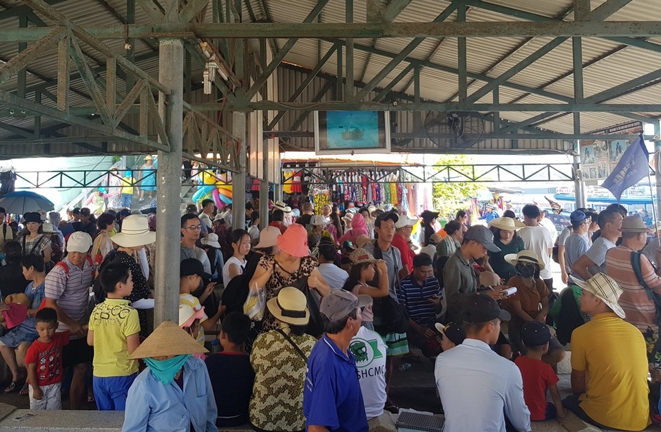 Khánh Hòa nghiêm cấm bè nổi “chui” đón khách dịp lễ 2/9 - 2 Bến tàu du lịch Cầu Đá, nơi đón một lượng lớn du khách đi tham quan bằng đường thủy