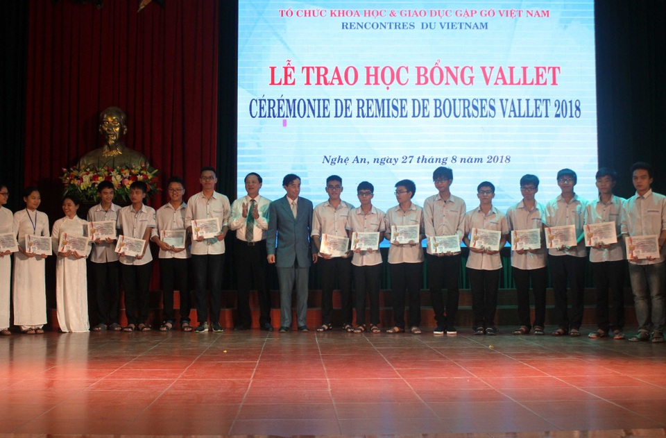 Trao 144 suất học bổng Vallet đến HS, SV và các nhà nghiên cứu trẻ tiêu biểu tại Nghệ An - 1
Qũy học bổng Vallet trao 144 suất học bổng với tổng giá trị hơn 1,6 tỷ đồng đến các học sinh, sinh viên, nhà nghiên cứu trẻ tiêu biểu tại Nghệ An có thành tích cao trong năm vừa qua.