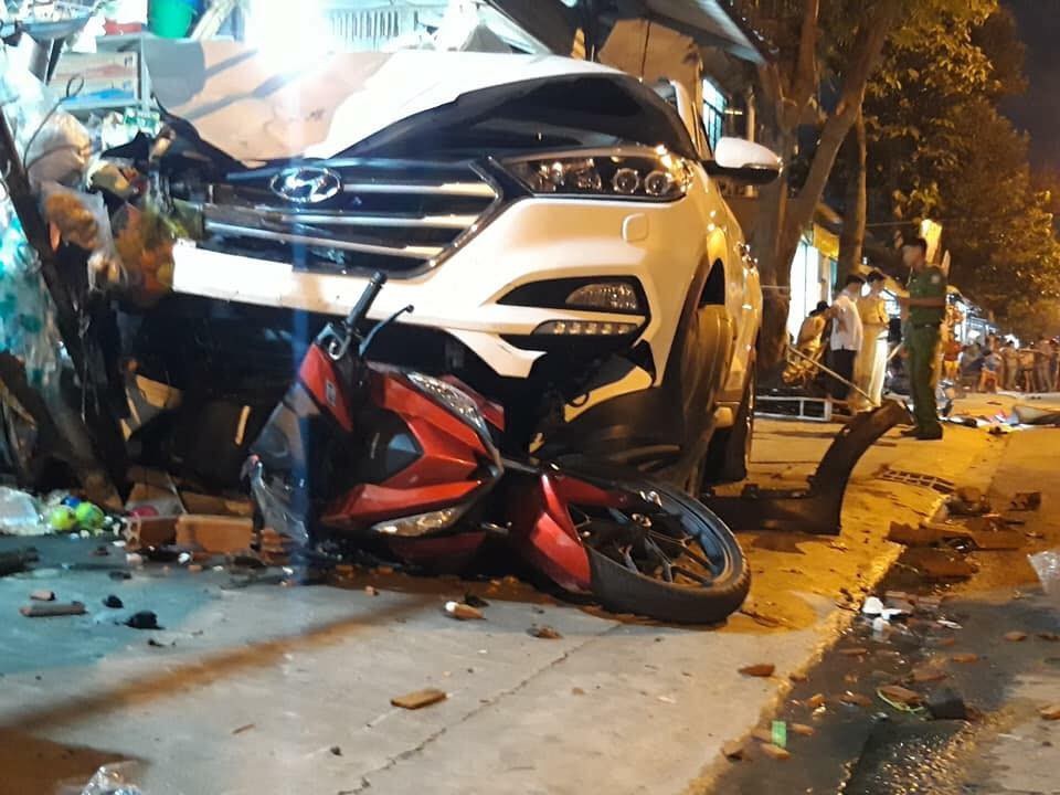 Ô tô lao lên vỉa hè tông 2 người chết, 4 người bị thương - 4 Một xe máy mắc kẹt dưới gầm xe ô tô.