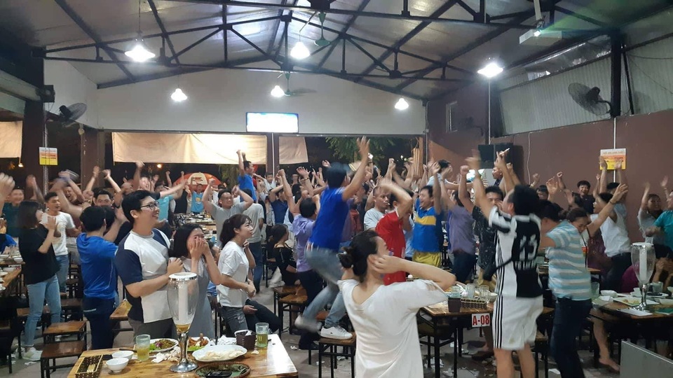 Quê nhà vỡ òa hạnh phúc khi Olympic Việt Nam giành chiến thắng - 1 Quê nhà vỡ òa hạnh phúc khi Olympic Việt Nam giành chiến thắng - 1