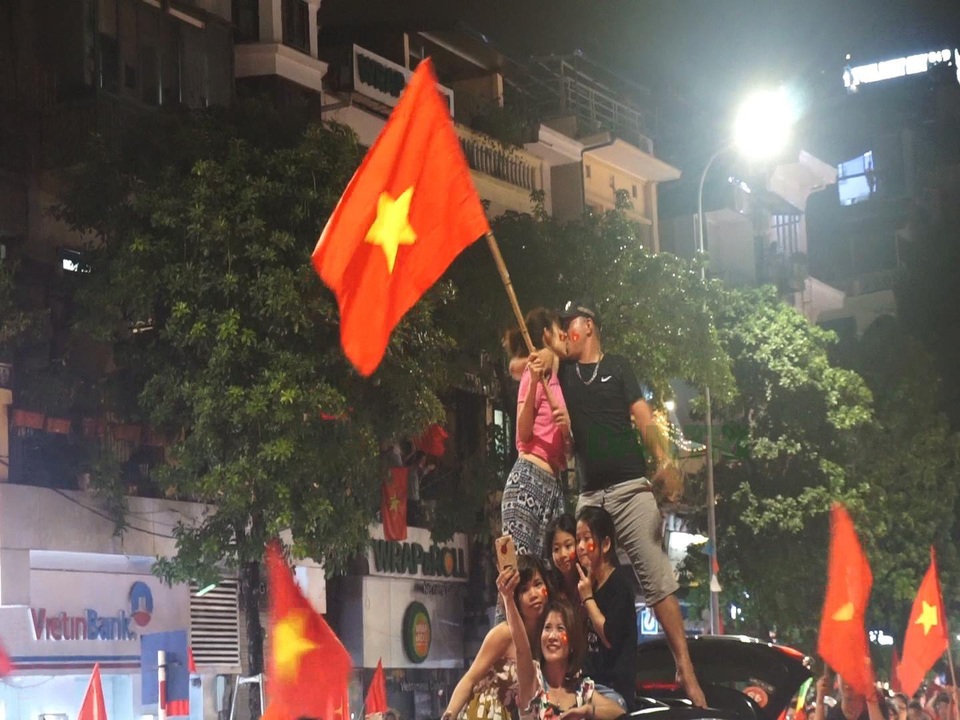 Những hình ảnh đầy cảm xúc trong đêm say men chiến thắng - 14
Nụ hôn mừng chiến thắng. (Ảnh: Nguyễn Dương)