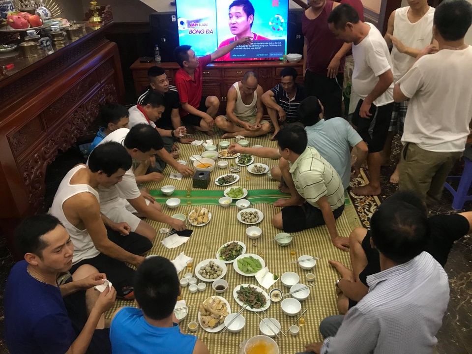 Quê nhà vỡ òa hạnh phúc khi Olympic Việt Nam giành chiến thắng - 3
Gia đình Quang Hải cùng người thân, hàng xóm lập tức ngả mâm ngay sau chiến thắng của tuyển Việt Nam. (Ảnh: Trần Thanh)
