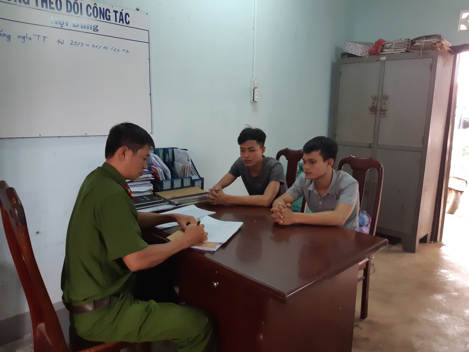 Bắt giam 2 đối tượng chém đứt lìa cẳng chân nam thanh niên - 1 Hai đối tượng Uy và Tùng tại cơ quan công an
