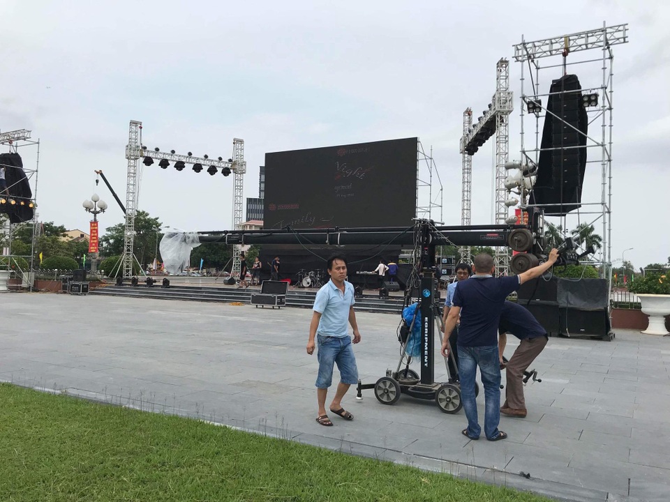 Khắp nơi ngập tràn sắc đỏ cổ vũ cho Olympic Việt Nam - 15 UBND tỉnh Nghệ An tiếp tục cho phép Sở VH-TT lắp màn hình 70m2 để phục vụ cho cổ động viên cổ vũ cho đội tuyển Olympic Việt Nam chiều nay tại Quảng trường Hồ Chí Minh.