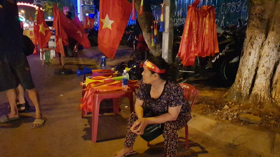 Quê nhà vỡ òa hạnh phúc khi Olympic Việt Nam giành chiến thắng - 21
Đội quân phục vụ cờ, băng rôn, kèn... (Ảnh: Nguyễn Duy)
