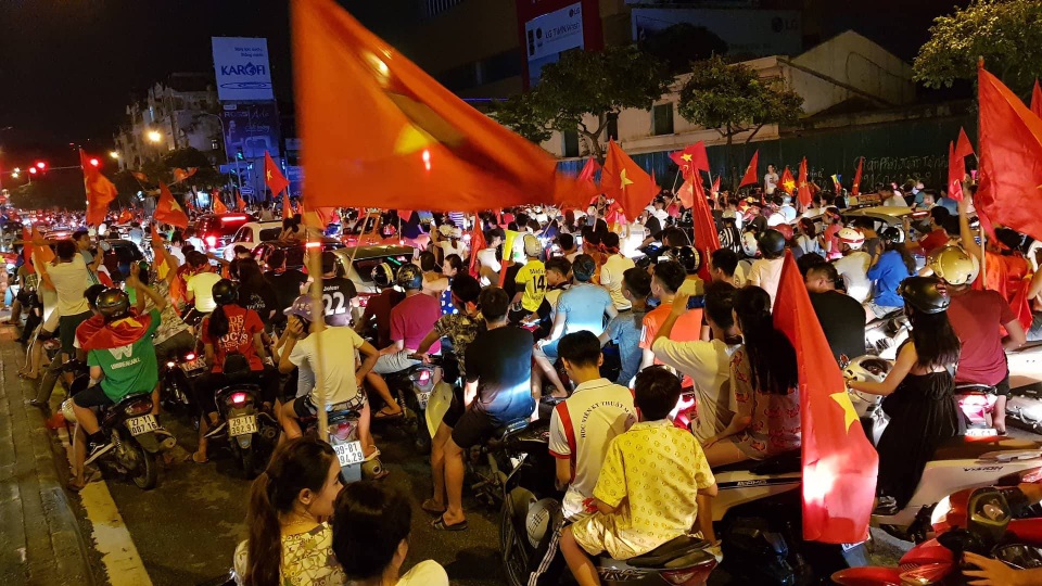 Việt Nam - Đêm không ngủ mừng chiến thắng lịch sử - 16
Người Hà Nội mừng chiến thắng của tuyển Việt Nam (hình ảnh ghi nhận tại Ngã Tư Sở)