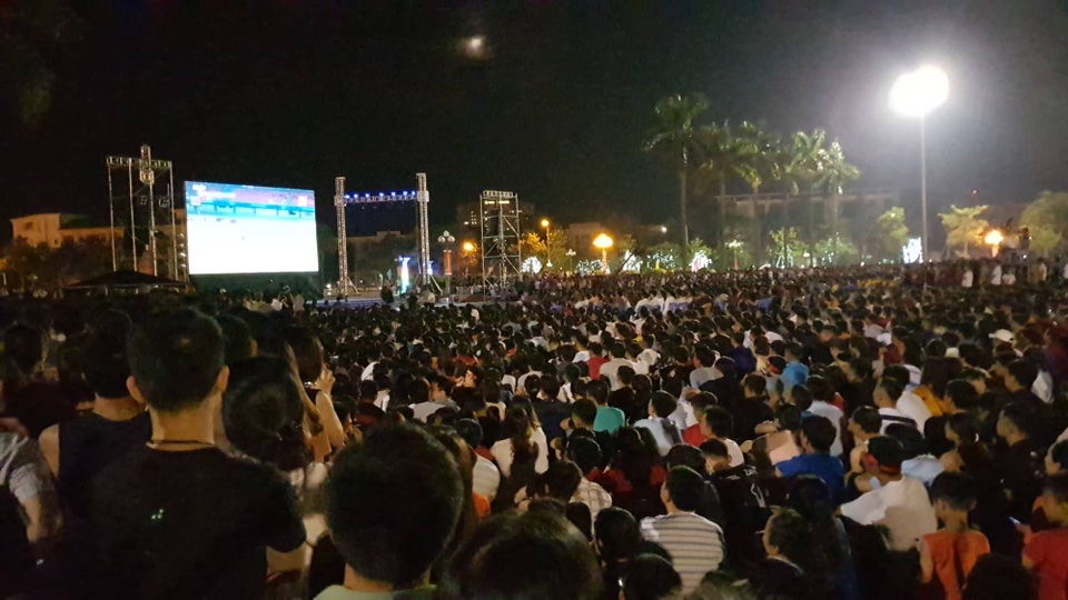 Quê nhà vỡ òa hạnh phúc khi Olympic Việt Nam giành chiến thắng - 8 Quê nhà vỡ òa hạnh phúc khi Olympic Việt Nam giành chiến thắng - 8