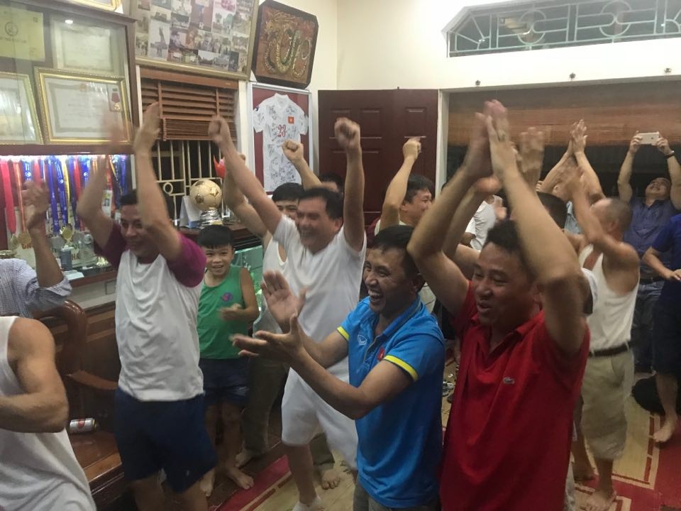 Quê nhà vỡ òa hạnh phúc khi Olympic Việt Nam giành chiến thắng - 5
Màn ăn mừng ở nhà Quang Hải (Ảnh: Trần Thanh)