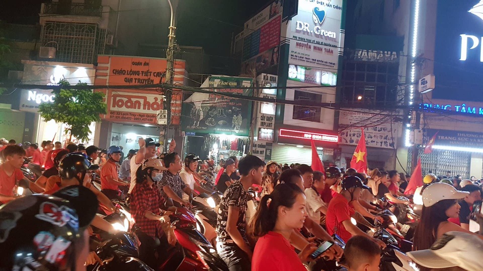 Việt Nam - Đêm không ngủ mừng chiến thắng lịch sử - 19 Việt Nam - Đêm không ngủ mừng chiến thắng lịch sử - 19