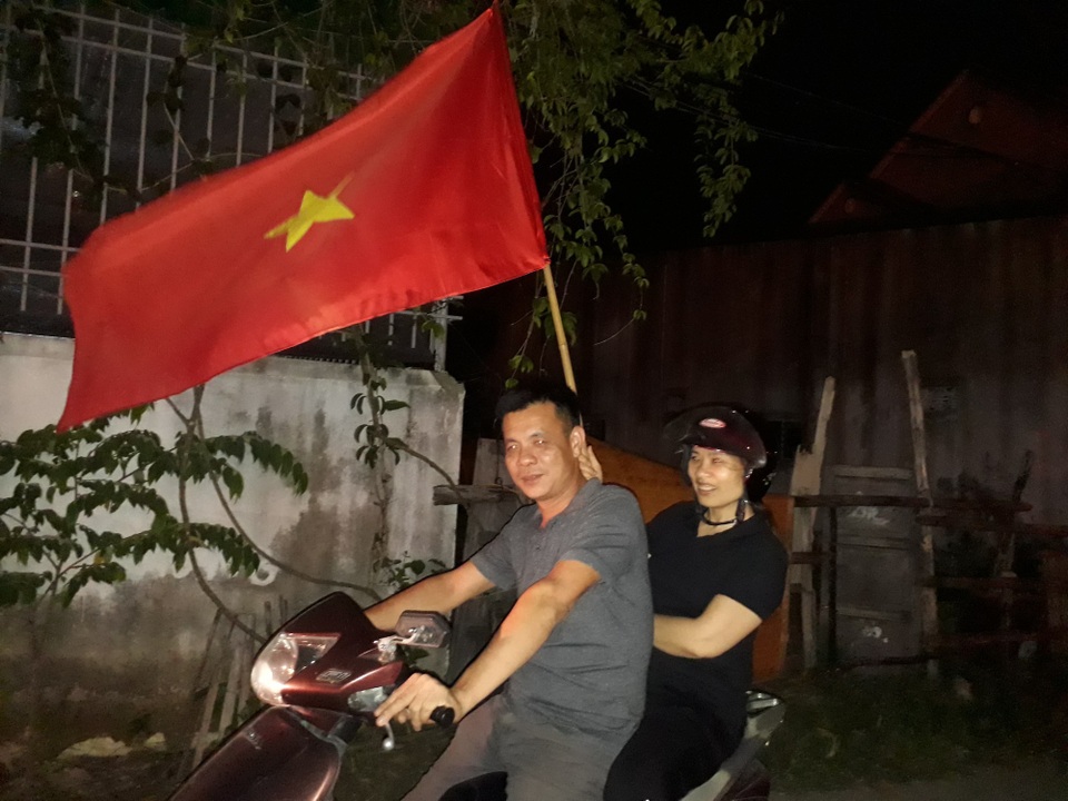 Việt Nam - Đêm không ngủ mừng chiến thắng lịch sử - 35
Bắt đầu lên đường hòa nhịp cùng thanh niên.